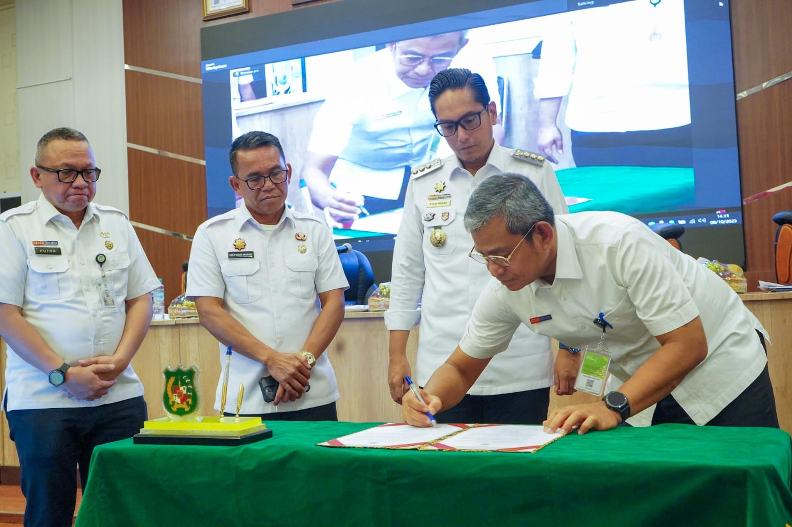 Wali Kota Medan, Rico Tri Putra Bayu Waas, memimpin rapat koordinasi MCSP dan SPI Tahun 2025 di Balai Kota Medan, Rabu (8102025).