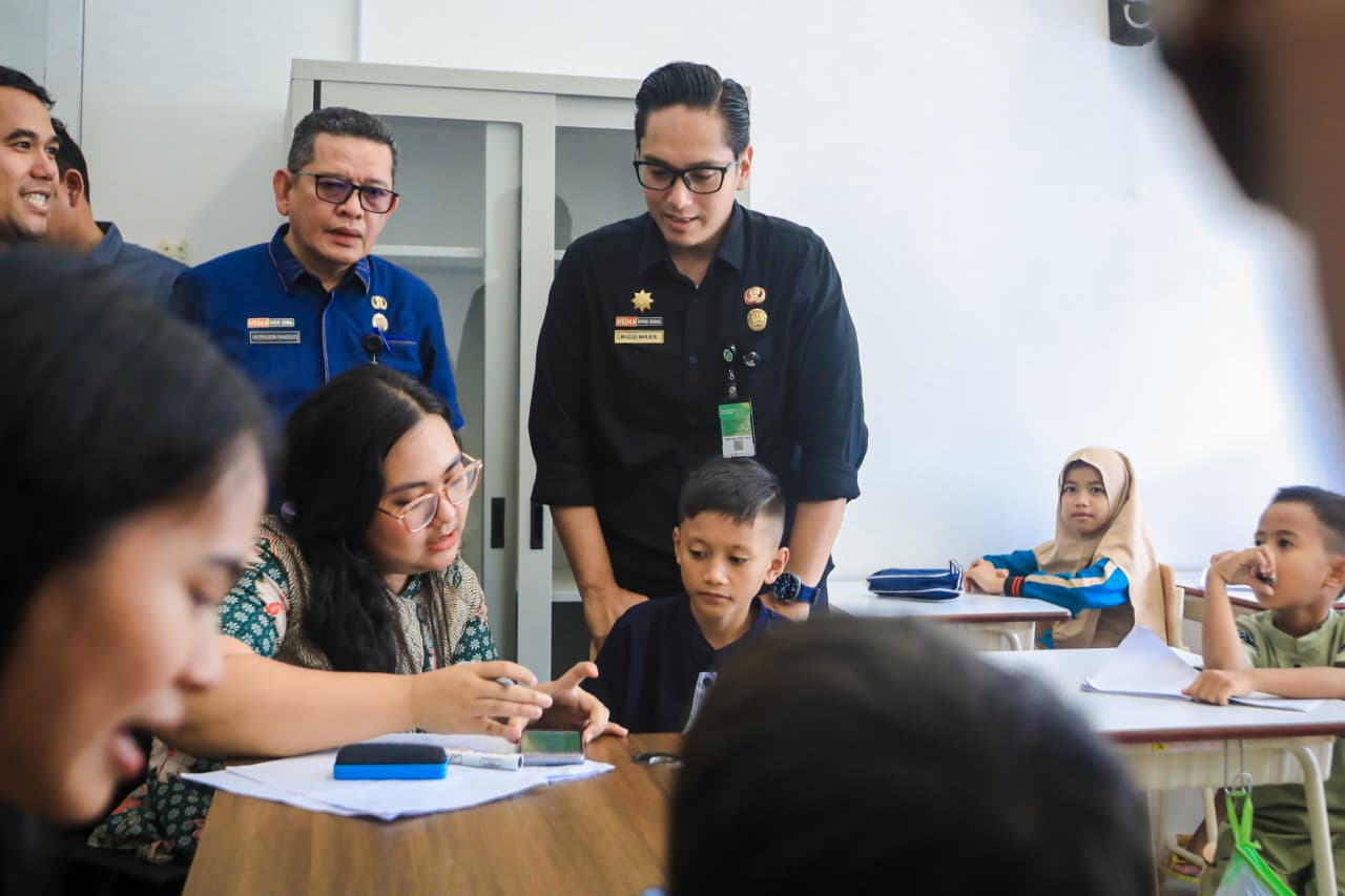 Wali Kota Medan Rico Tri Putra Bayu Waas meninjau Sekolah Rakyat Terintegrasi 30 Medan di BBPVP Jalan Amal, Medan Sunggal, Selasa (7/10/2025).