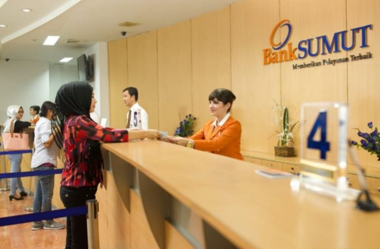 Petugas teller melayani nasabah di salah satu kantor cabang Bank Sumut.