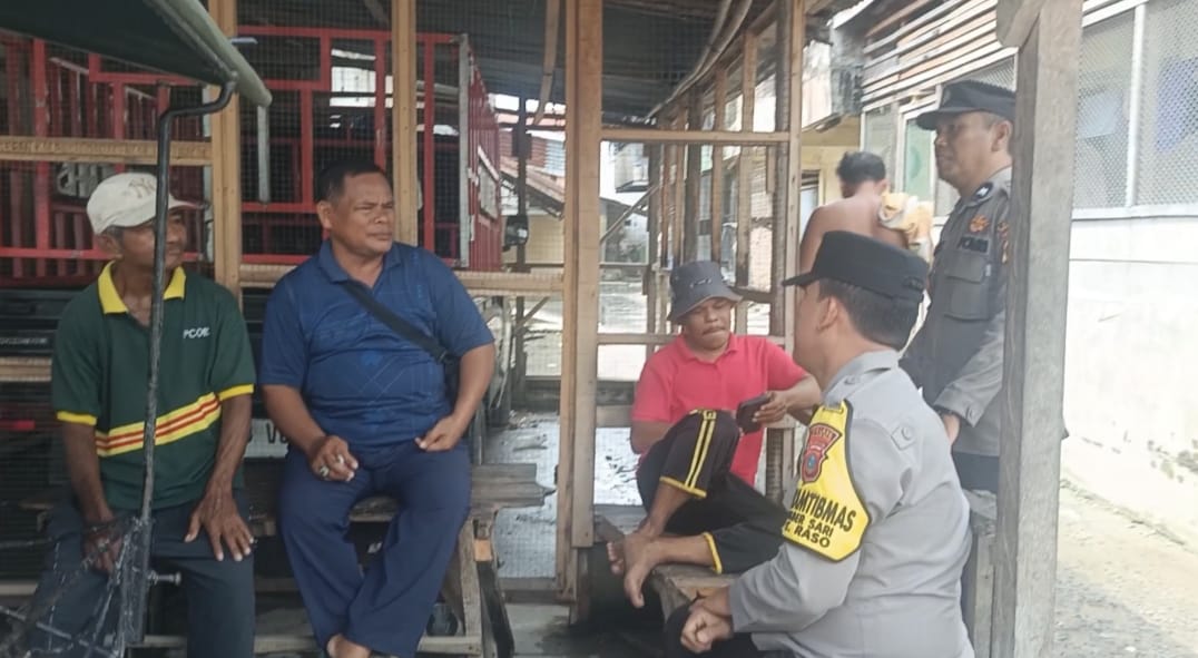 Personel Polsek Sei Tualang Raso menyambangi warga dalam kegiatan cooling system di Jalan Beting Seroja, Tanjungbalai, Kamis (9/10).