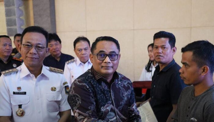 Kepala Kanwil BPN Sumut Sri Pranoto menyerahkan 200 sertifikat tanah PTSL kepada masyarakat di Gedung Serbaguna Kompleks Perkantoran Bupati Tapsel, Rabu (8/10/2025).
