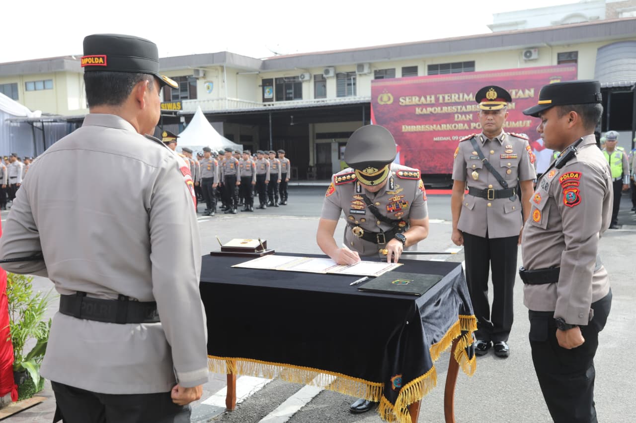 Kapolda Sumut Irjen Pol Whisnu Hermawan memimpin Sertijab Kapolrestabes Medan dan Dirresnarkoba Polda Sumut di Medan.