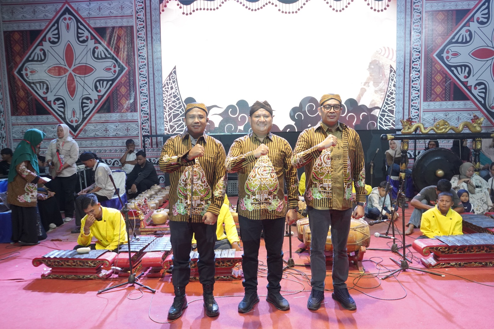 Wakil Bupati Asahan Rianto mengenakan baju adat Jawa serta Kapolres Asahan dalam Malam Etnis Jawa PSBD ke-6.