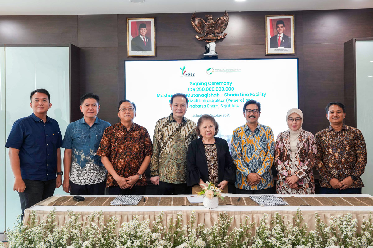 Direktur Pembiayaan dan Investasi PT SMI, Sylvi J. Gani, bersama Direktur Utama PT PES, Wawan Widiarsa, menandatangani perjanjian fasilitas pembiayaan syariah senilai Rp250 miliar di Jakarta, Jumat (1