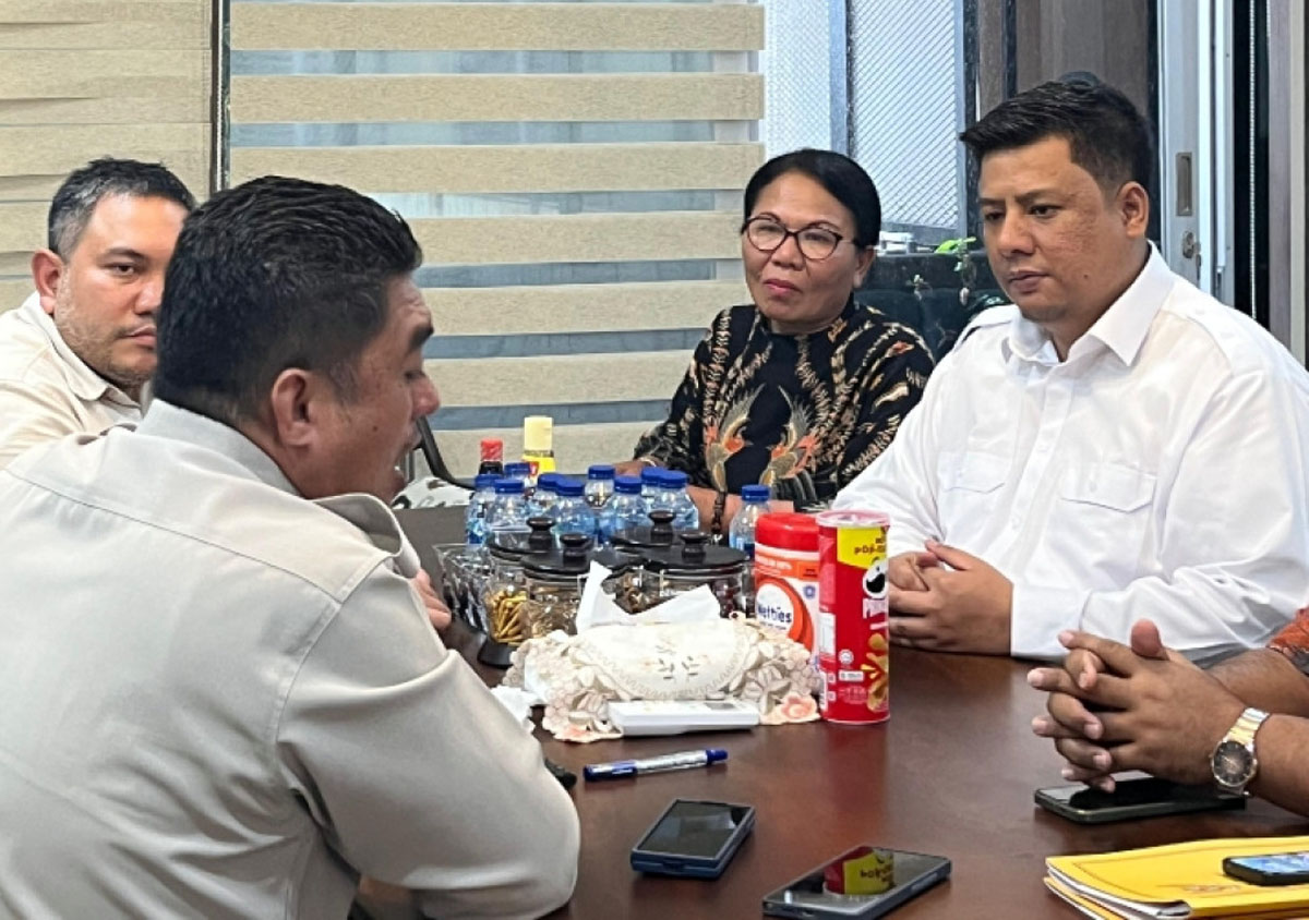 Bupati Samosir Vandiko Timotius Gultom saat audiensi dengan Plt Dirjen Perkebunan Kementan RI Abdul Roni Angkat di Jakarta.
