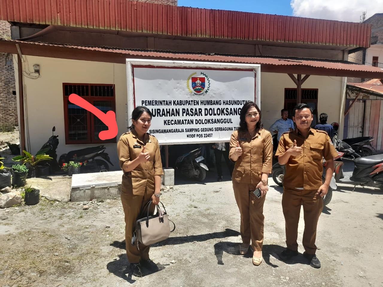 Wabup Humbahas Junita Rebeka Marbun mengantar Fricilia, mantan ajudannya, ke Kantor Kelurahan Pasar Doloksanggul, Selasa (710).