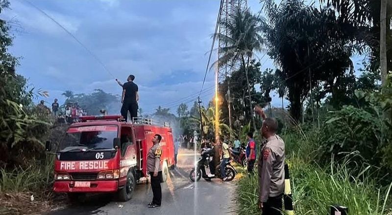 Personel Polres Padangsidimpuan bersama tim Damkar berhasil padamkan api yang hanguskan lebih kurang 1 hektar lahan kosong di daerah Sidakkal.