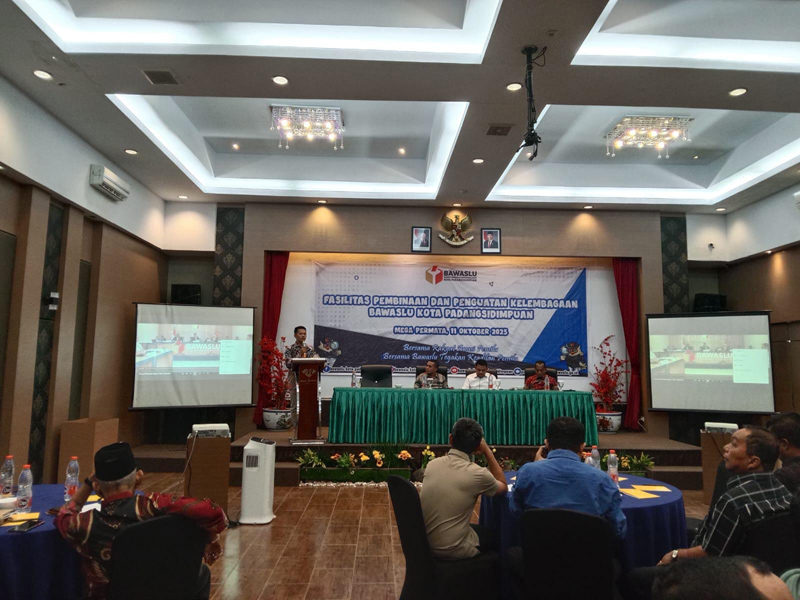 Ketua Bawaslu Kota Padangsidimpuan Ratno saat pelaksanaan giat fasilitas Penguatan Kelembagaan Pengawas Pemilu di Bawaslu.