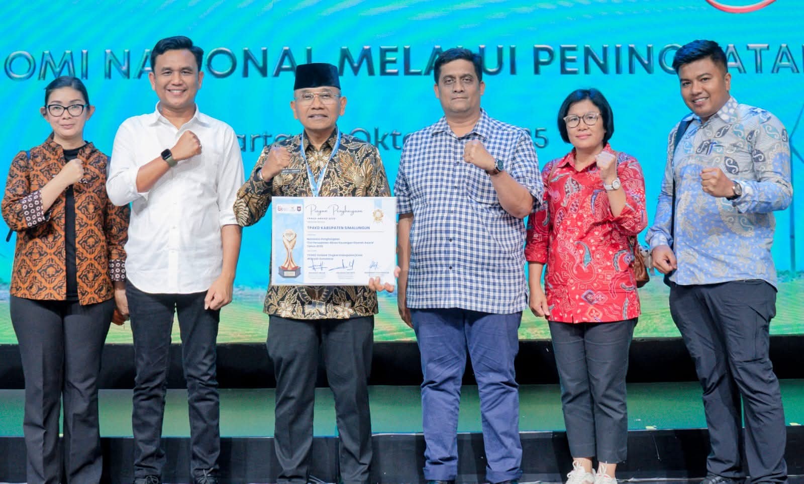 Bupati Simalungun Anton Achmad Saragih menerima Piagam Penghargaan TPAKD Award 2025 sebagai TPAKD Terbaik Wilayah Sumatera.