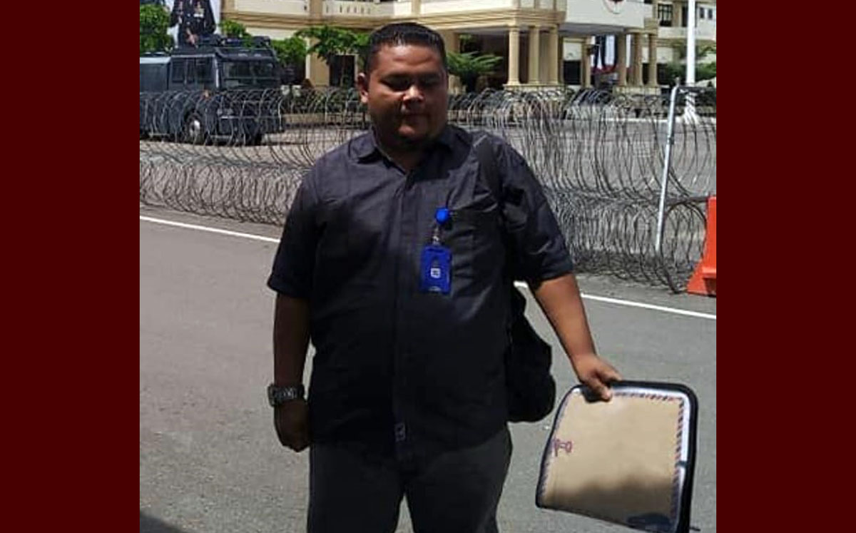 Abu Nisa, aktivis Sibolga-Tapteng, menunjukkan dokumen pengaduan dugaan penimbunan BBM ilegal di Kabupaten Padang Lawas Utara (Paluta).