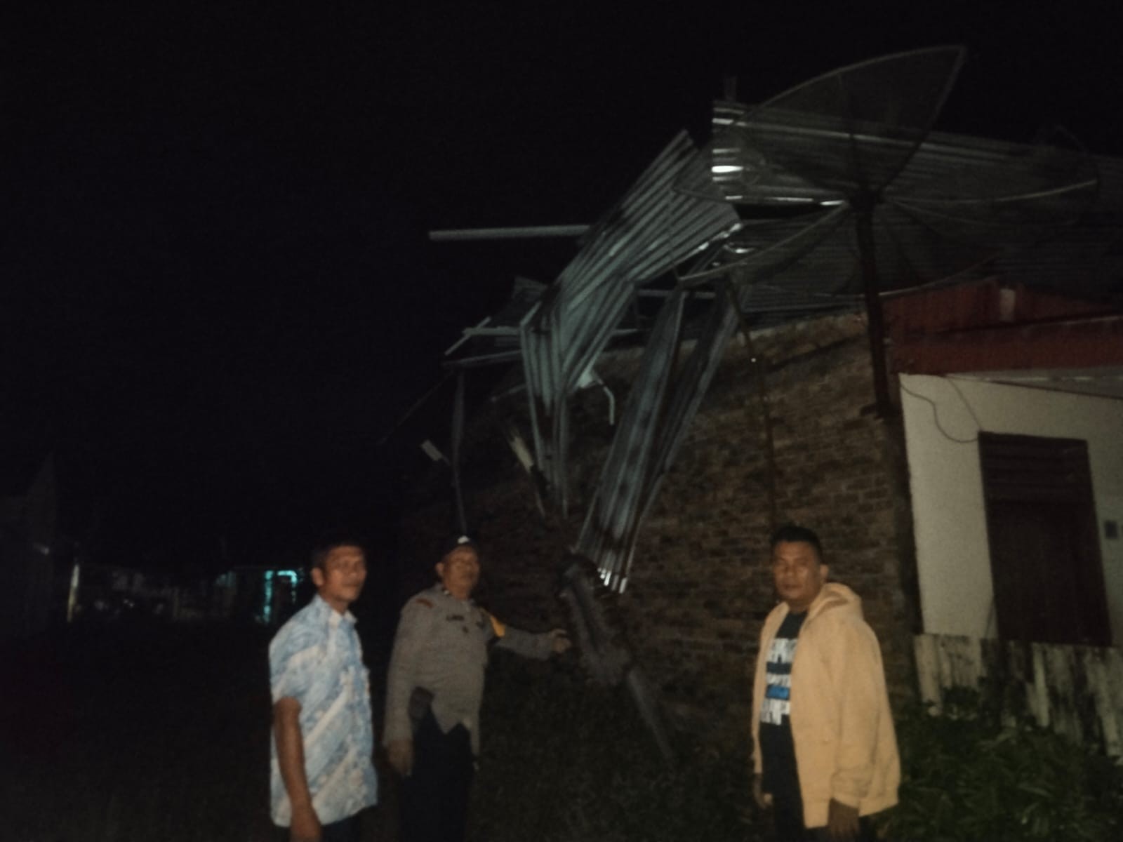 Kondisi rumah warga di Siantar Martoba yang rusak parah usai dihantam angin puting beliung.