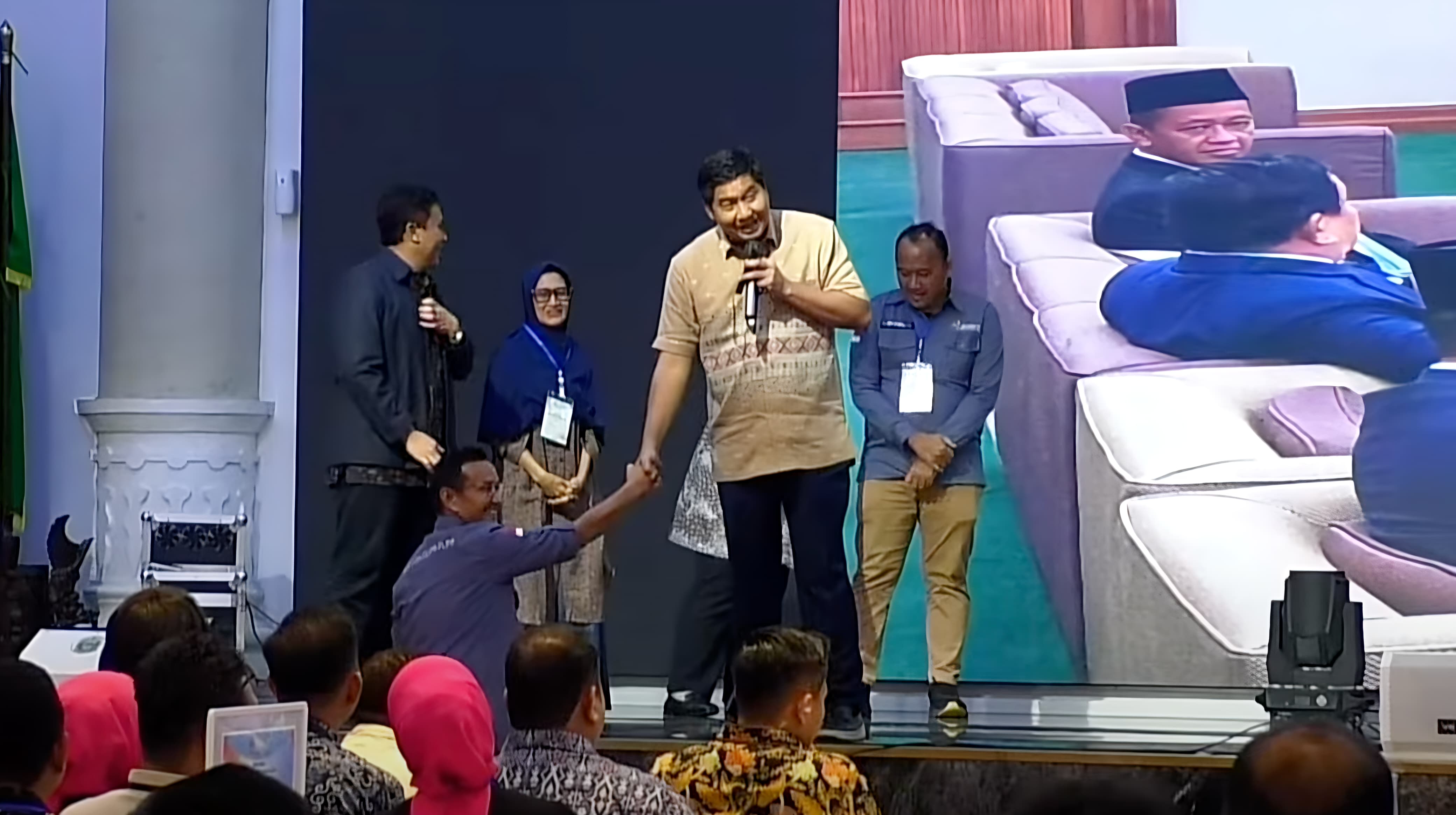 Direktur Bisnis dan Syariah Bank Sumut Syafrizalsyah bersama Gubernur Sumut Bobby Nasution saat Sosialisasi Kredit Program Perumahan (KPP) di Medan, Sabtu (11/10/2025).