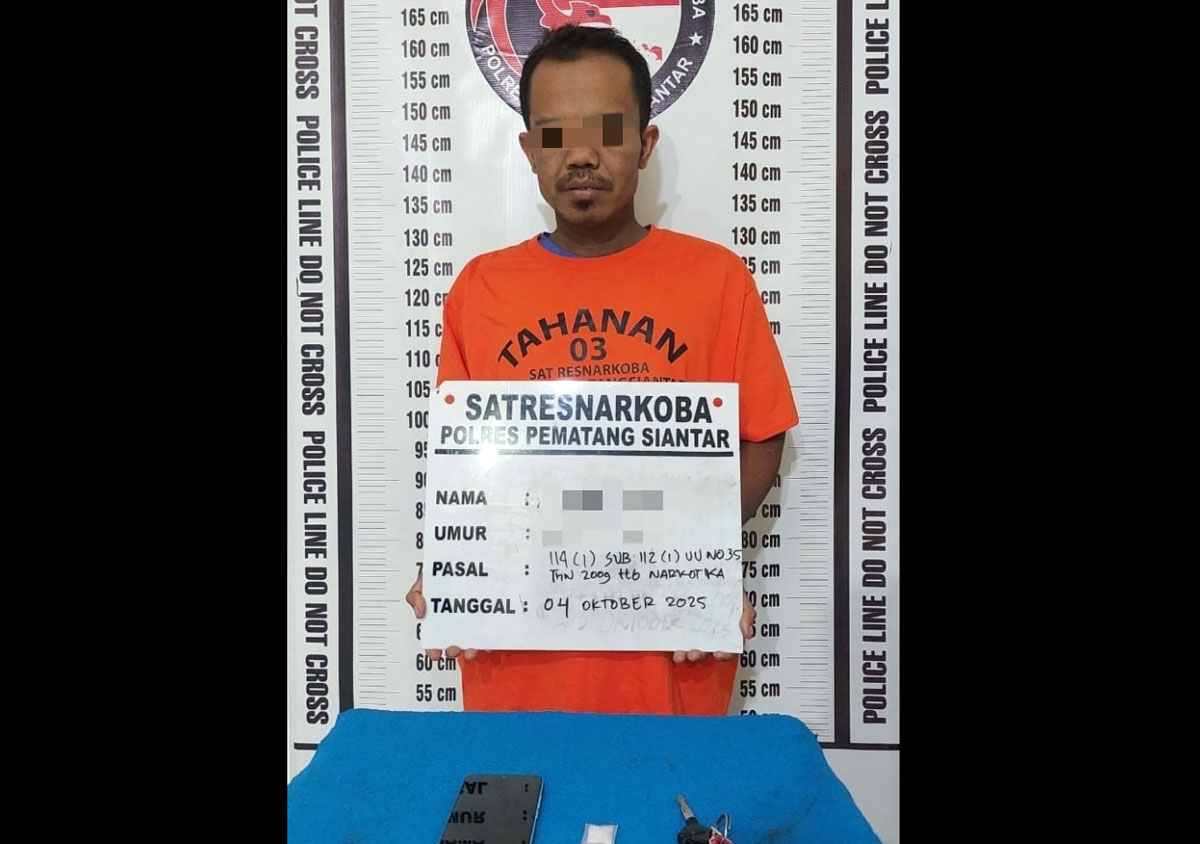 Petugas Sat Resnarkoba Polres Pematangsiantar menunjukkan barang bukti sabu seberat 1,40 gram dari tersangka AR alias M yang ditangkap di Jalan Saribudolok, Nagahuta Timur.