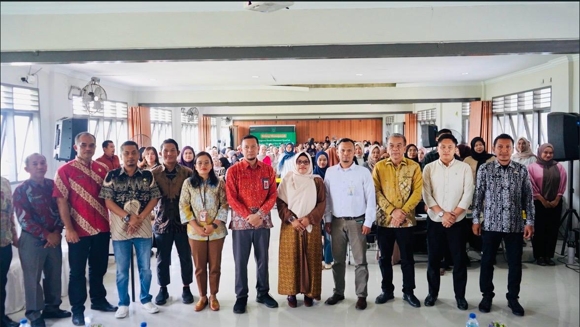 Kepala OJK Provinsi Sumatera Utara Khoirul Muttaqien bersama Wali Kota Tanjungbalai Mahyaruddin Salim saat membuka kegiatan Bulan Inklusi Keuangan (BIK) 2025 di Kota Tanjungbalai, Rabu (8/10/2025).