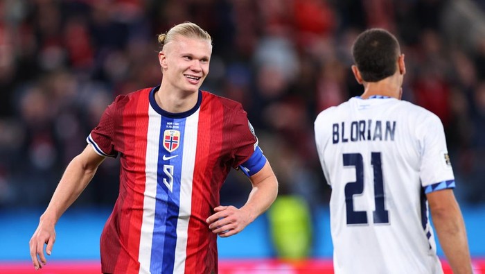 Erling Haaland merayakan hattrick-nya ke gawang Israel. Norwegia menang telak 5-0 di Ullevaal Stadium dan mantap di puncak klasemen Grup I.