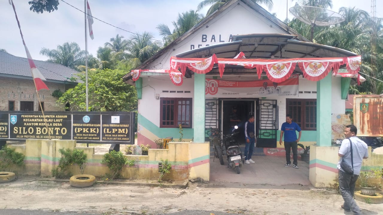 Puluhan warga Desa Silo Bonto, Asahan, melakukan aksi unjuk rasa di kantor desa menuntut klarifikasi Kades terkait dugaan penerbitan SKT palsu dan penyalahgunaan aset desa, Jumat (10/10/2025).