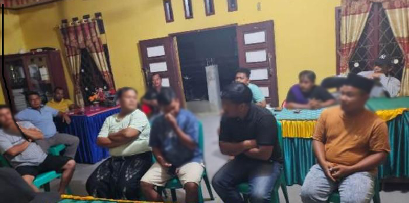 Para waria saat diamankan di Polres Tapsel.  &nbsp;