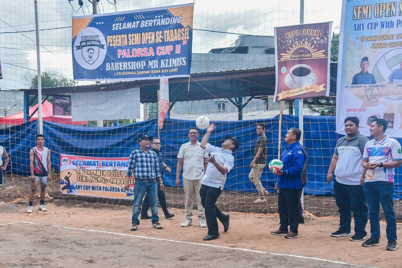 Wali Kota Psp H. Letnan Dalimunthe didampingi Ketua DPC Partai Demokrat Abdul Rahman secara resmi buka Turnamen Bola Voli Semi Open AHY Cup &ndash; Palorsa Cup II Se-Tabagsel.