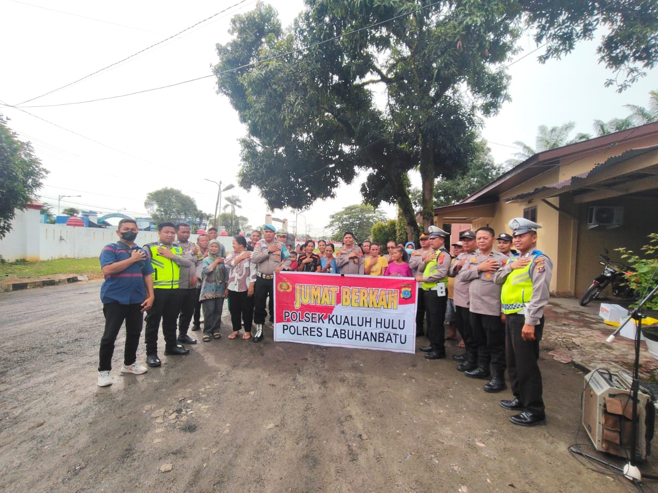 Kapolsek Kualuh Hulu AKP Nelson Silalahi, S.H., M.H. memimpin kegiatan Jumat Berkah dengan membagikan paket sembako kepada warga.