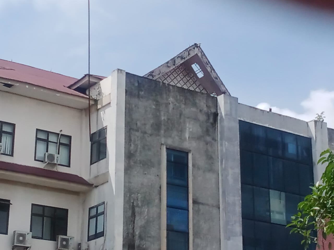 Bagian atap gedung RSUD dr Djasamen Saragih yang sempat rusak diterpa angin.
