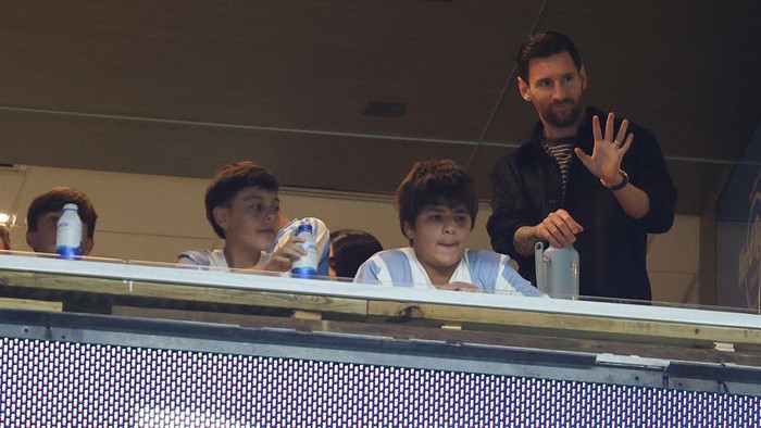 Lionel Messi menyaksikan laga Argentina vs Venezuela dari tribun penonton bersama keluarganya di Hard Rock Stadium, Miami.