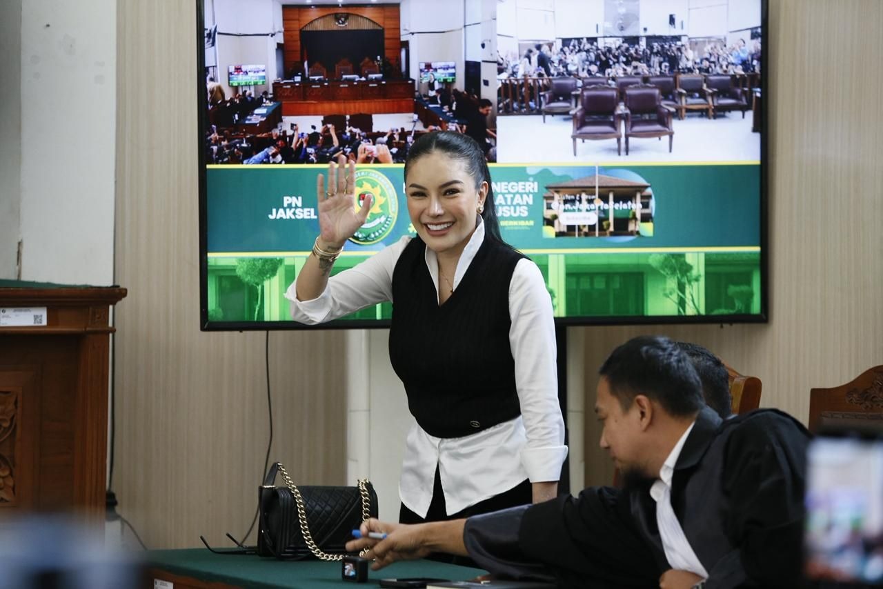 Nikita Mirzani saat menjalani sidang kasus dugaan pemerasan dan TPPU di Pengadilan Negeri Jakarta Selatan.