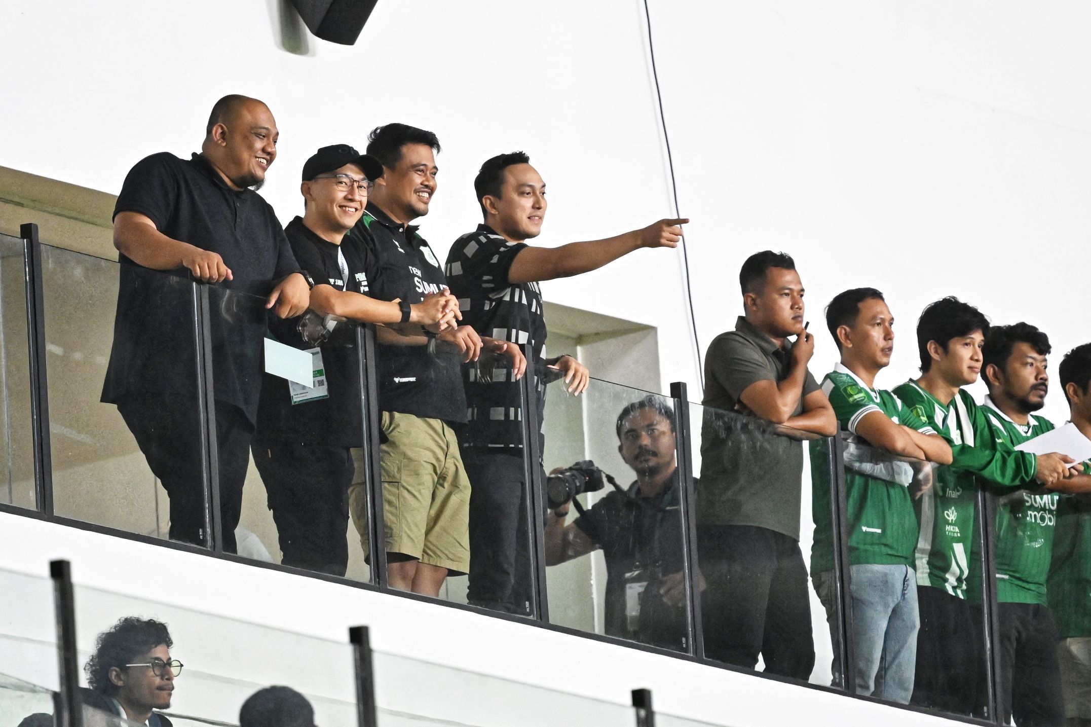 Gubernur Sumatera Utara (Sumut) Bobby Afif Nasution didampingi sejumlah OPD menyaksikan langsung laga PSMS Medan vs Persikad Depok di Stadion Utama Sumatera Utara, Desa Sena, Deliserdang, Sabtu (11/10