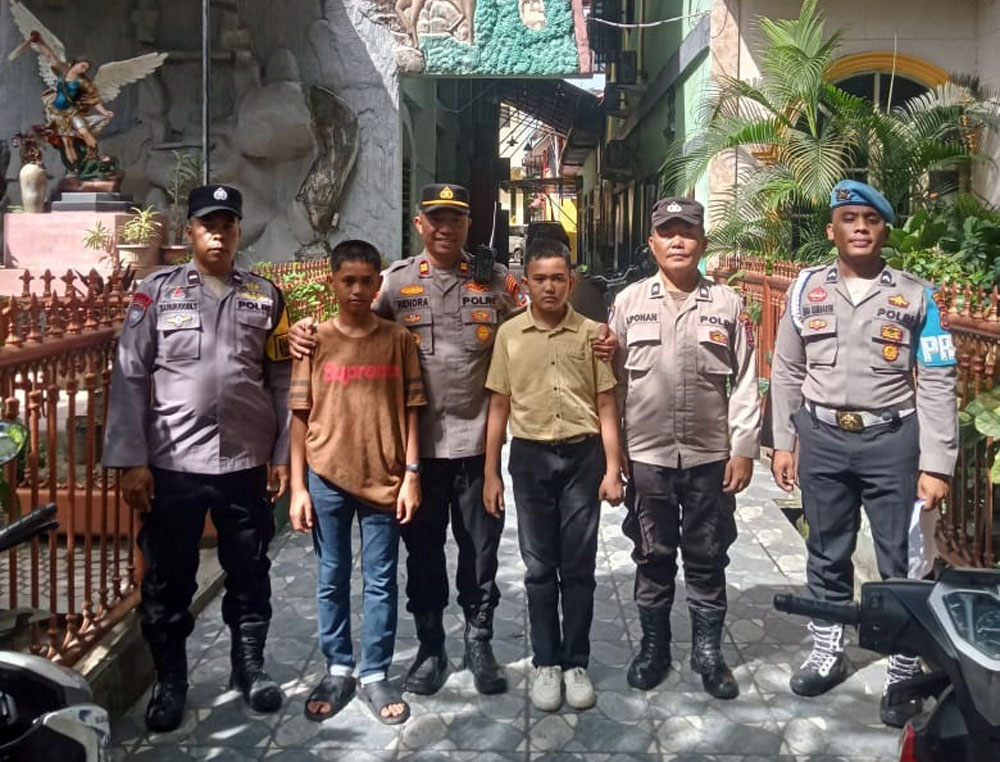 Personil Polres Tanjungbalai melakukan pengamanan di salah satu gereja di Kota Tanjungbalai, Minggu (12/10/2025), memastikan ibadah berjalan aman dan tertib.