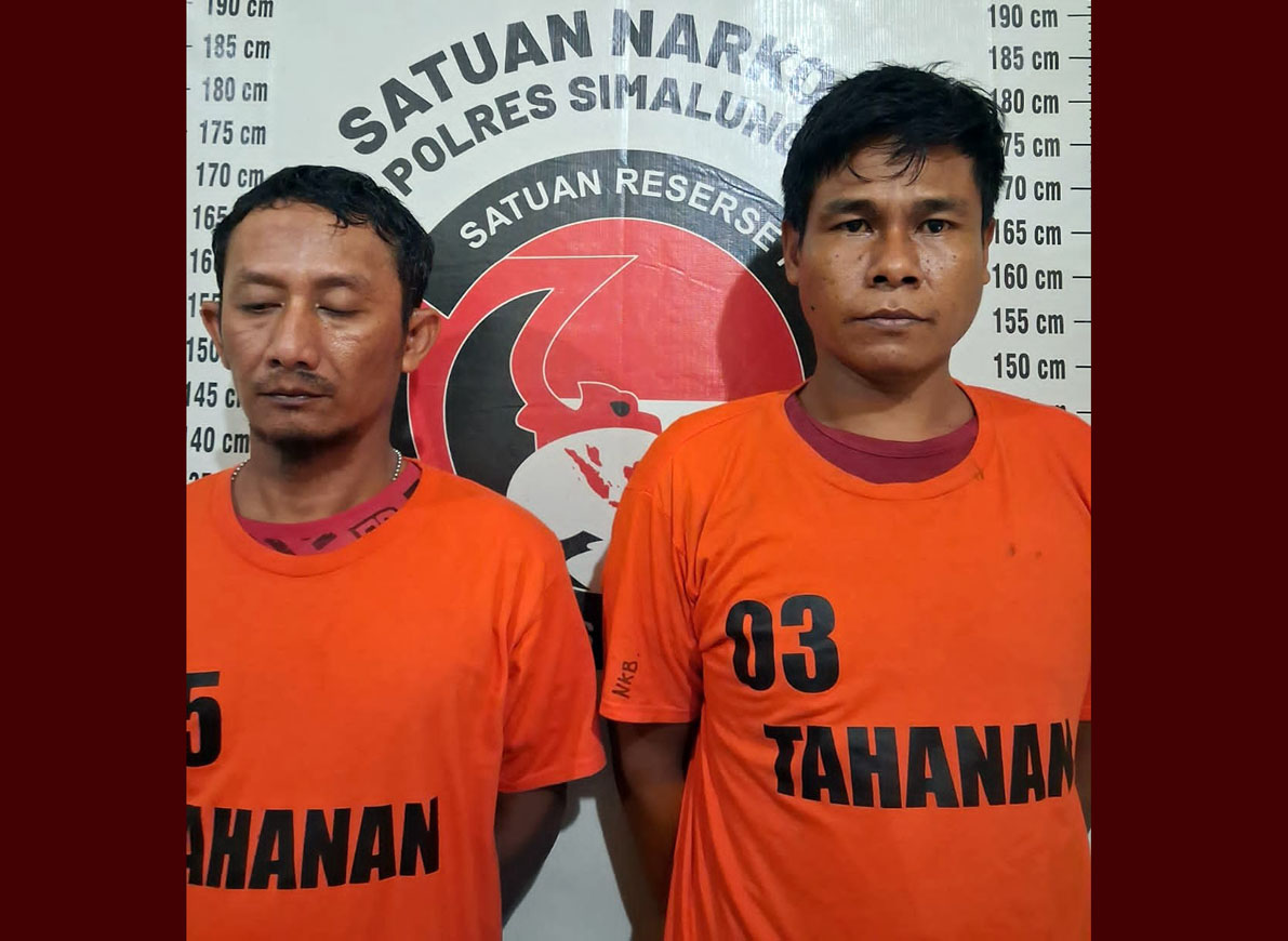 Dua pengedar sabu-sabu yang merupakan anggota jaringan asal Kota Pematangsiantar saat diamankan polisi.