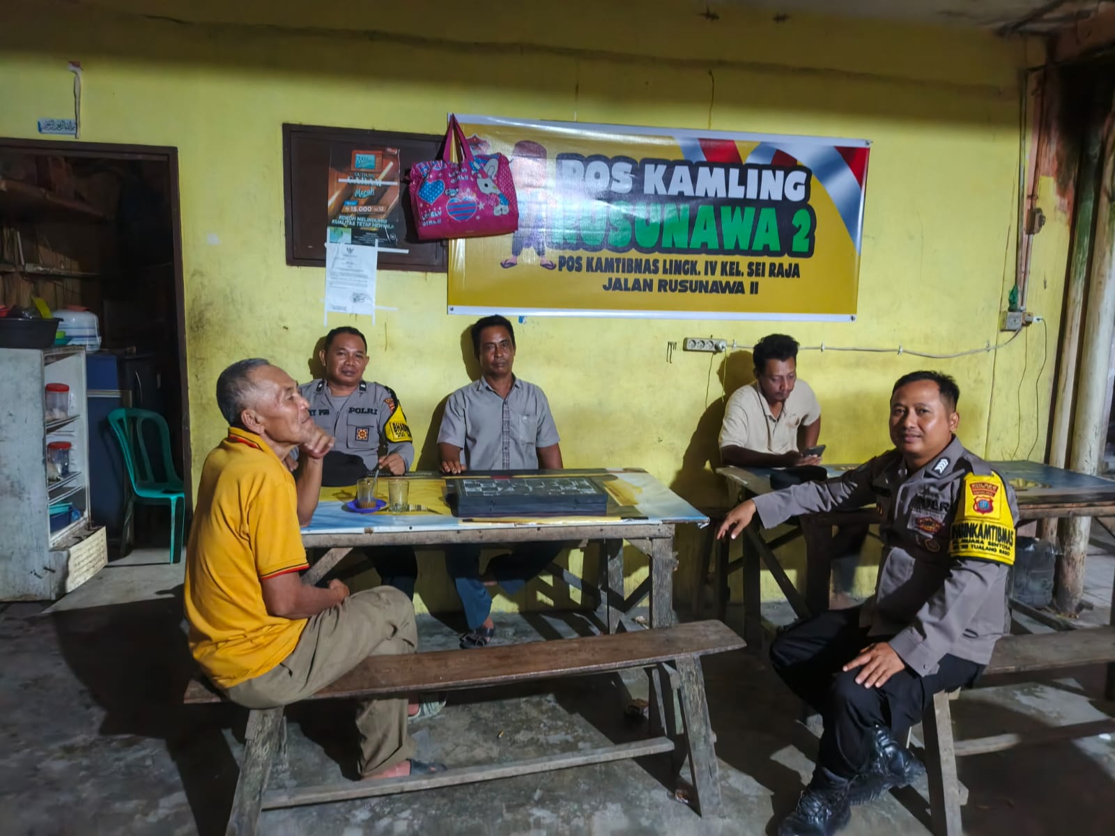 Kegiatan sambang Poskamling bersama Bhabinkamtibmas di sejumlah kelurahan, Minggu (12/10/2025) dini hari. Polres Tanjungbalai ajak warga aktif.