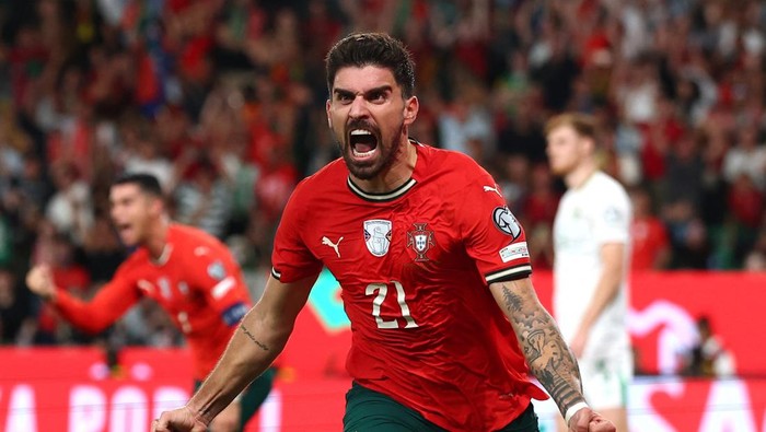 Cristiano Ronaldo menunduk kecewa setelah gagal penalti, namun Portugal tetap menang dramatis atas Republik Irlandia berkat gol Ruben Neves di menit ke-91.