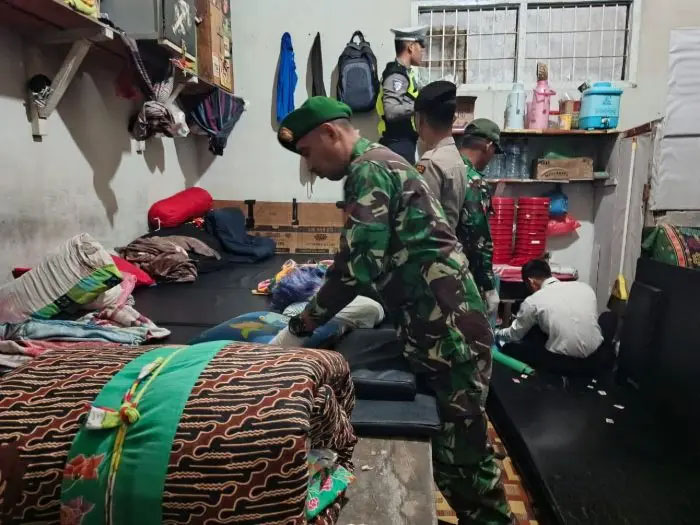 Petugas gabungan dari Lapas Pangururan, Polri, dan TNI melakukan razia tengah malam di enam kamar hunian napi usai tewasnya Army Siregar, Sabtu (11/10/2025).
