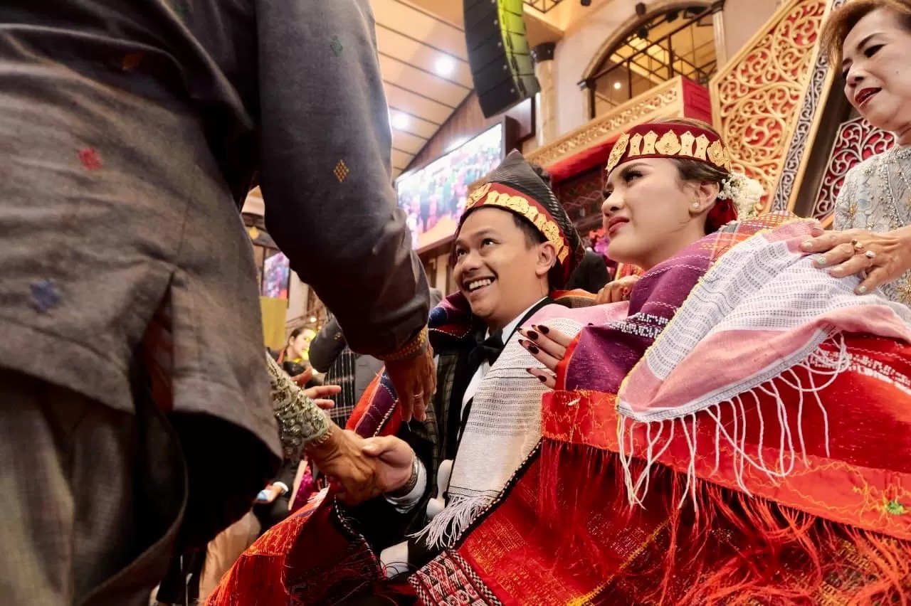 Pasangan tiktoker nasional asal Medan, Vito Sinaga dan Ivana Meylanda Sumbayak, resmi menikah setelah lima tahun berpacaran.