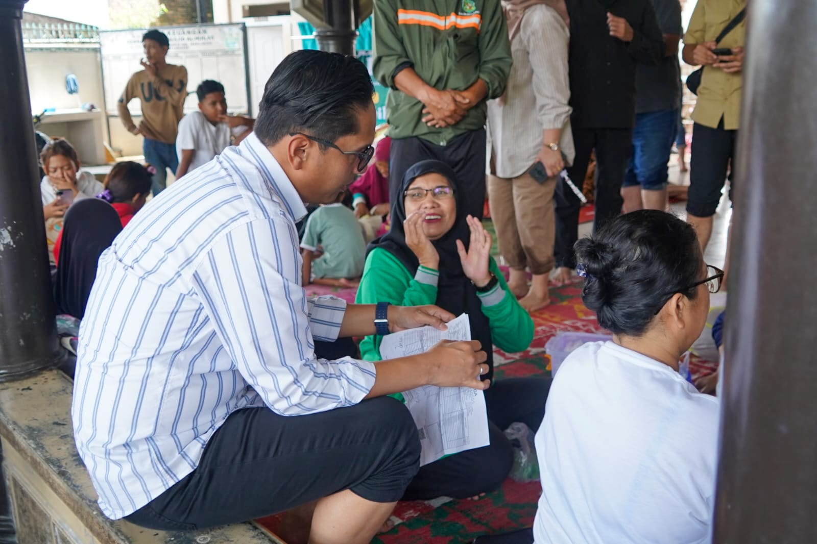 Wali Kota Medan Rico Tri Putra Bayu Waas menyerahkan bantuan logistik kepada pengungsi banjir di SD Negeri 060950 Medan Labuhan, Minggu (12102025).