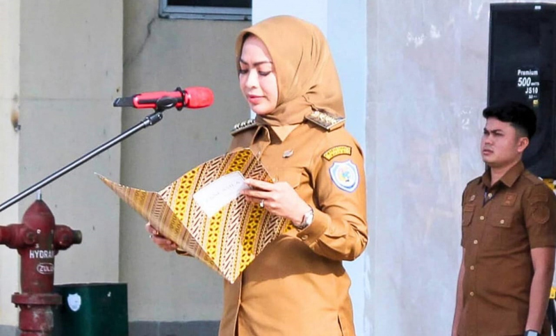 Bupati Labuhanbatu dr Hj Maya Hasmita saat memimpin apel di Halaman RSUD Rantauprapat.