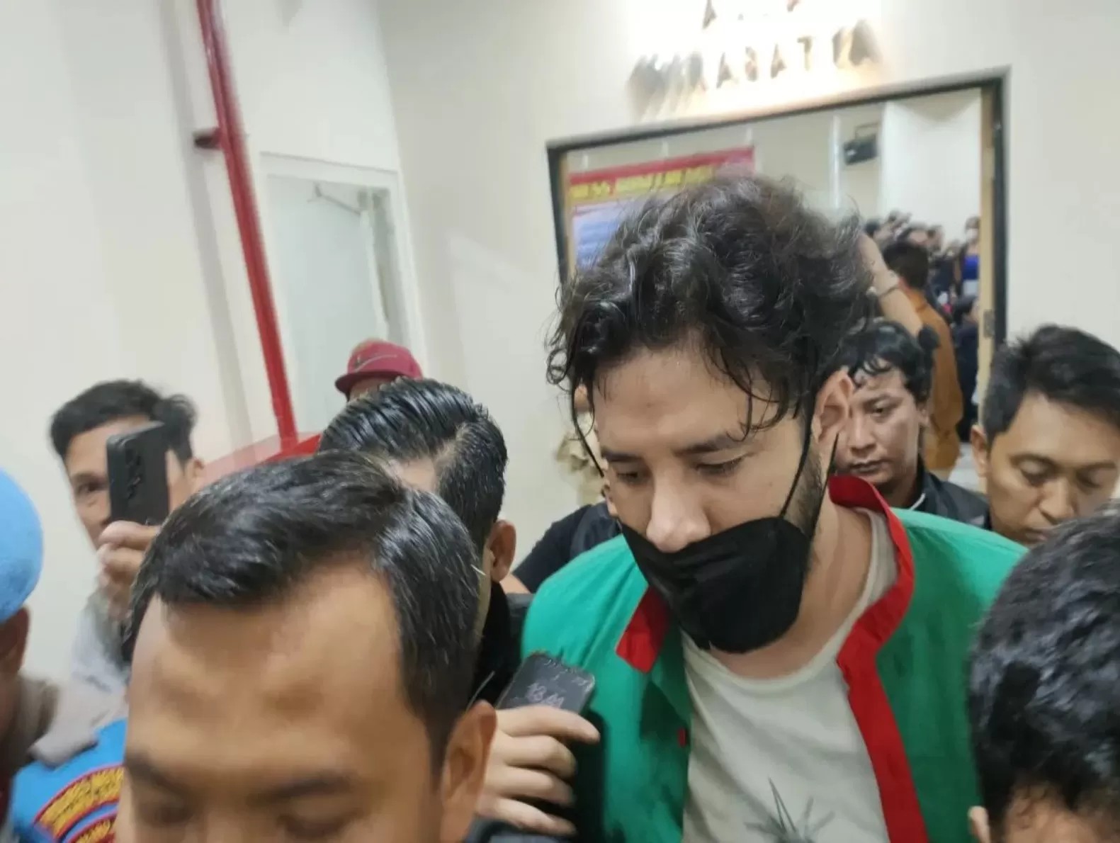 Petugas Rutan Kelas I Salemba mengamankan barang bukti narkotika dalam sidak rutin yang menyeret nama mantan aktor Ammar Zoni.