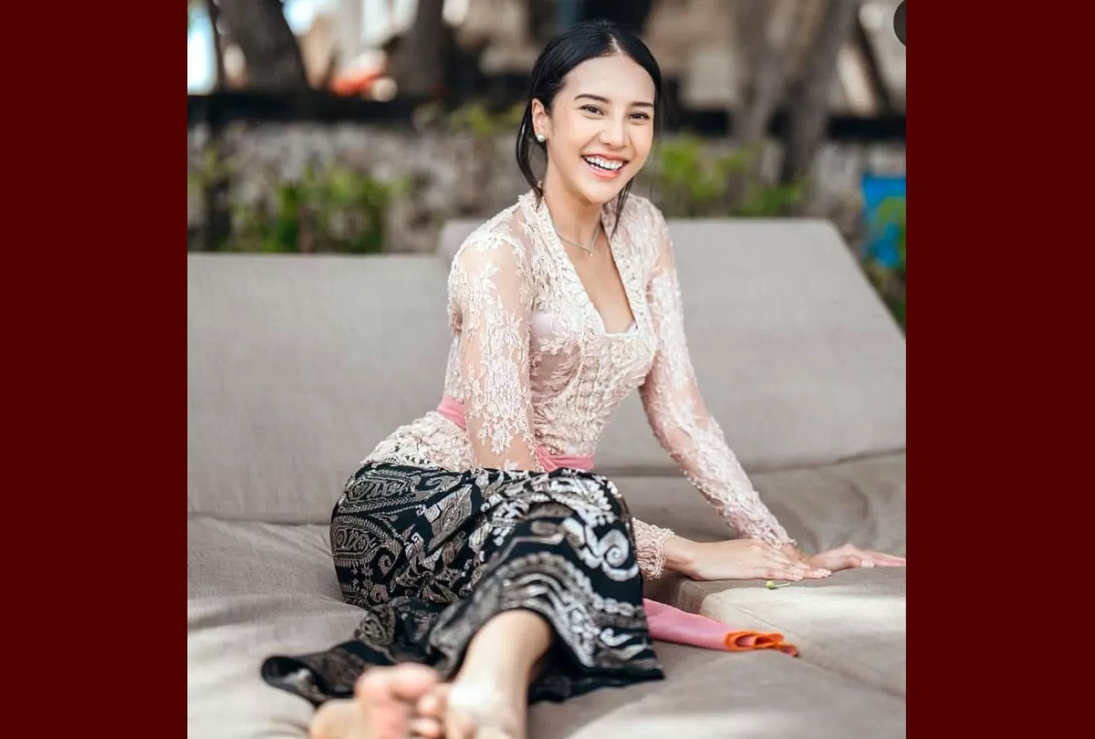 Aktris dan influencer Anya Geraldine saat tampil di podcast Butik Haji Igun, membagikan kisah emosional tentang keluarganya.
