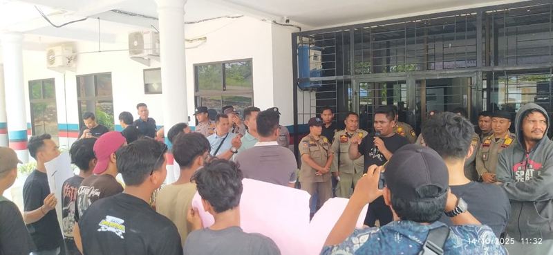 Massa saat melakukan unjuk rasa di depan kantor Dinas Pendidikan Labuhanbatu Selatan.
