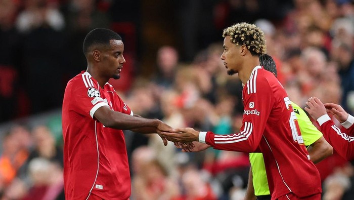 Hugo Ekitike dan Alexander Isak bersaing untuk posisi penyerang utama Liverpool musim ini.