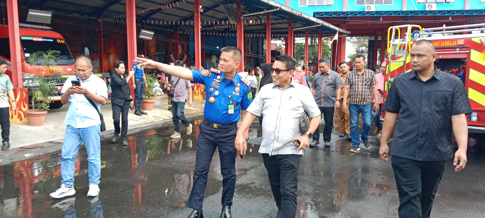 Rombongan Pansus saat meninjau area Kantor Dinas Damkarmat Kota Medan dan menemukan belasan armada pemadam kebakaran tak terpakai.