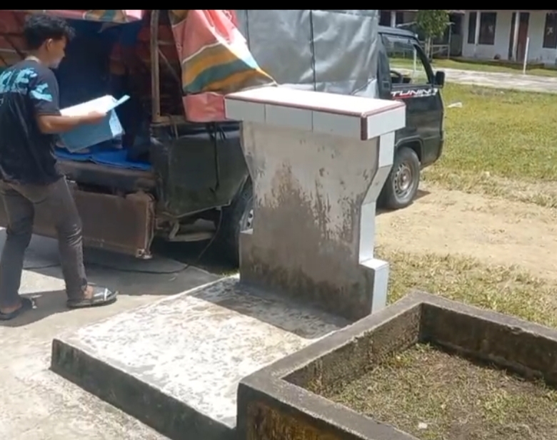 Mobil pick up hanya ditutupi terpal, pengangkut distribusi MBG dari dapu Ono Dao