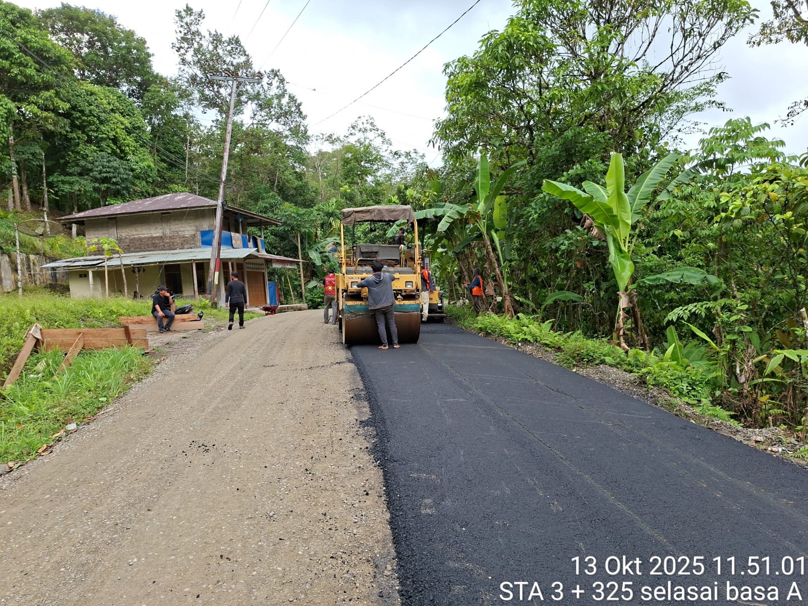 Tampak Pekerjaan pengaspalan (hotmix), Jalan Provinsi Ruas Lolowua - Dola Saat Ini telah mencapai 15 persen. Proyek Dengan Pagu Anggaran Rp 31 miliar lebih, akan rampung akhir Desember 2025.