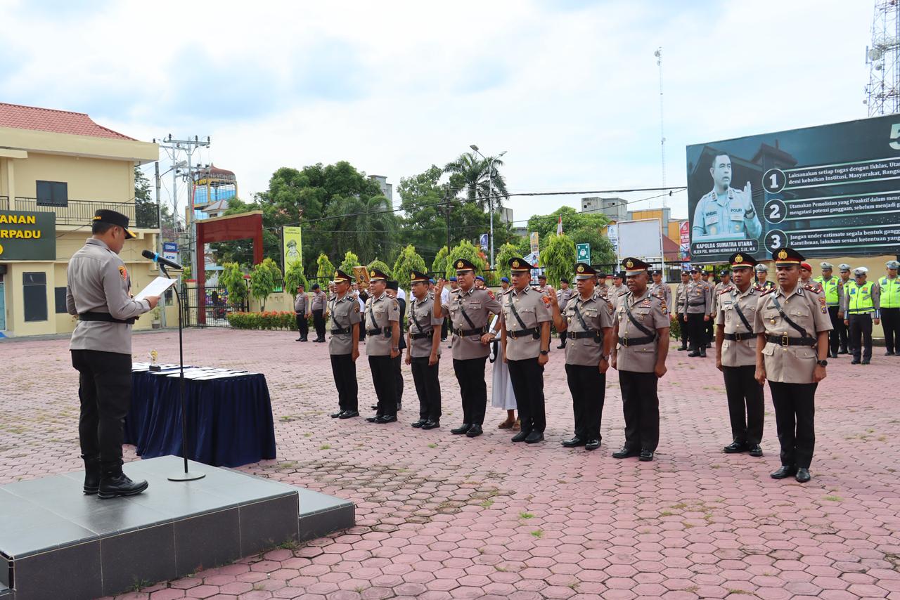 Kapolres Tanjungbalai AKBP Welman Feri memimpin upacara Sertijab sejumlah pejabat utama di Lapangan Mapolres Tanjungbalai, Senin (13/10/2025).