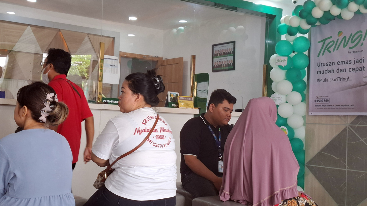 Nasabah antri menunggu giliran dilayani di Kantor Pegadaian Siantar. Sebagian minta dilayani cara menggunakan aplikasi Tring!.