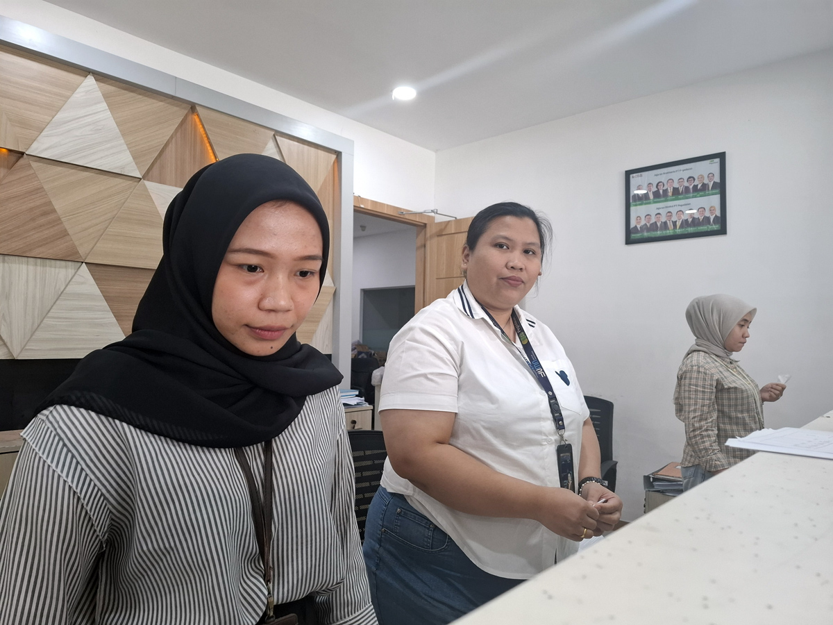 Nurma Yunita (jilbab hitam), petugas frontliner Pegadaian Siantar, sedang sibuk melayani transaksi nasabah pegadaian secara manual.
