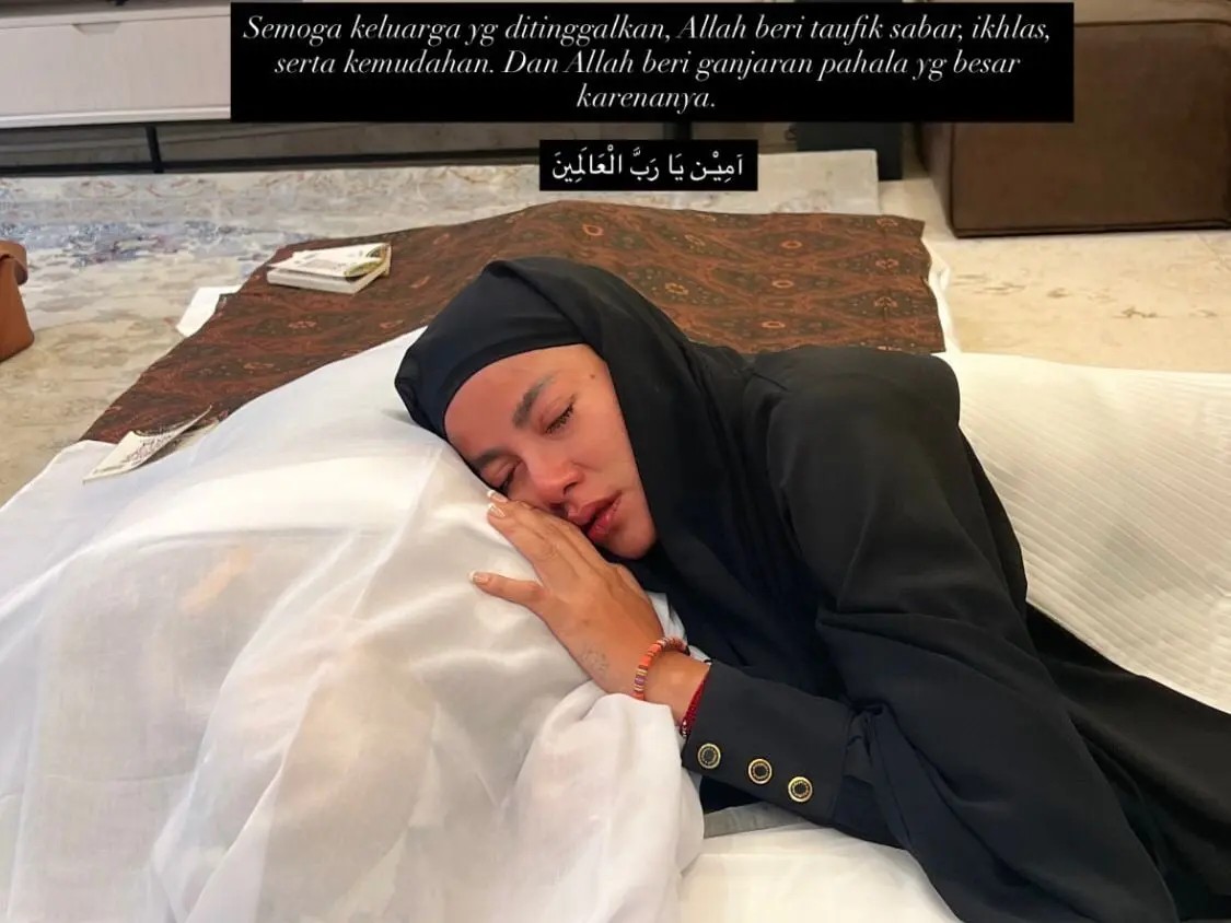 Aktris Olla Ramlan berduka atas kepergian sang ibunda, Tis&rsquo;ah Djahri, yang dimakamkan di TPU Tanah Kusir, Jakarta Selatan.