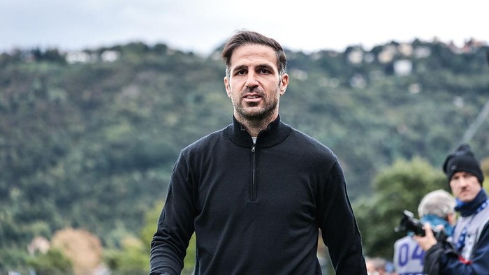 Pelatih sekaligus pemegang saham Como, Cesc Fabregas, disebut bisa hengkang kapan saja. Presiden klub Mirwan Suwarso memastikan Como sudah menyiapkan penggantinya.