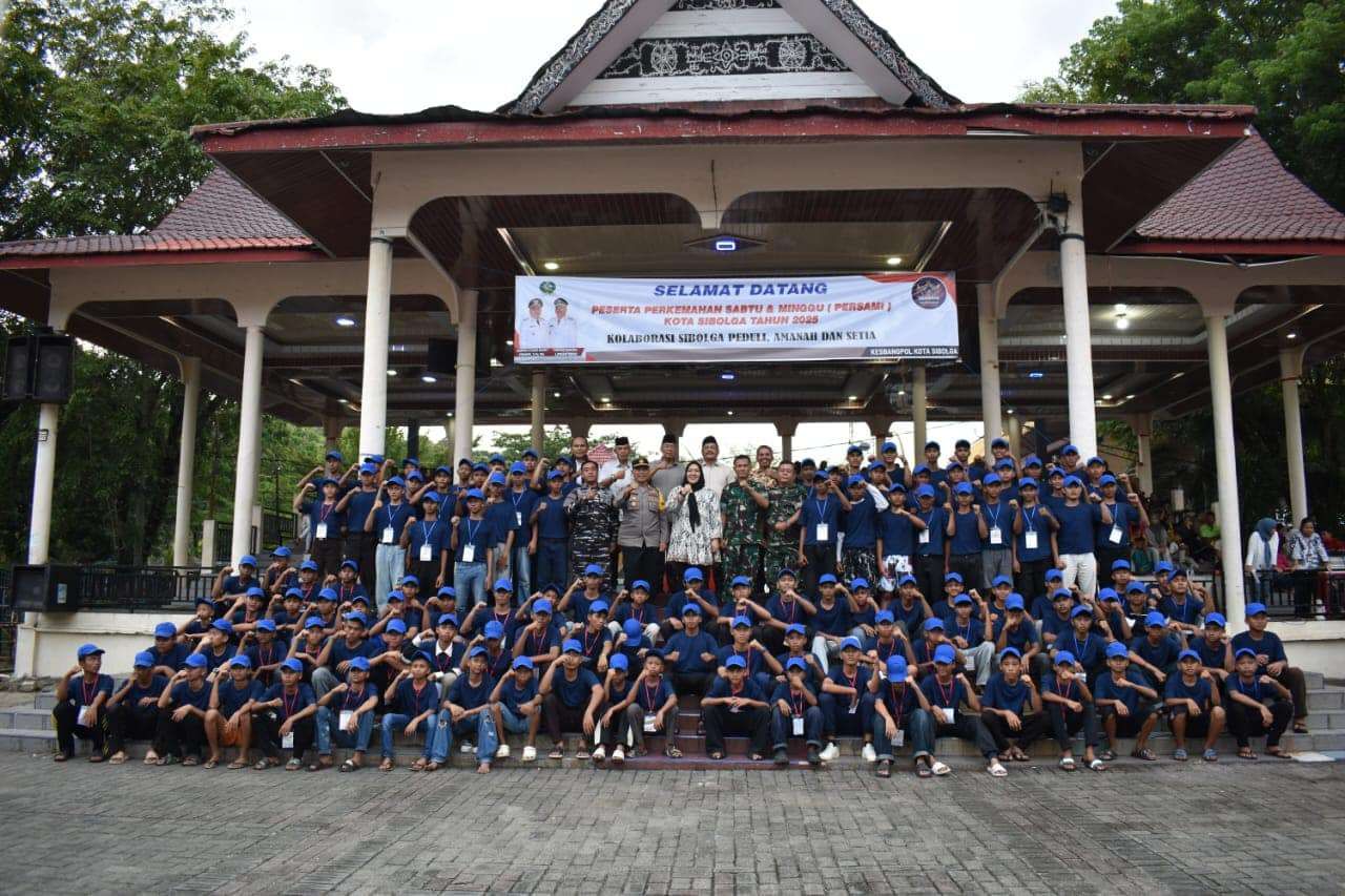 Plt Sekda Kota Sibolga, Rosidah Lubis, menutup kegiatan PERSAMI 2025 di Lapangan Simare-mare.