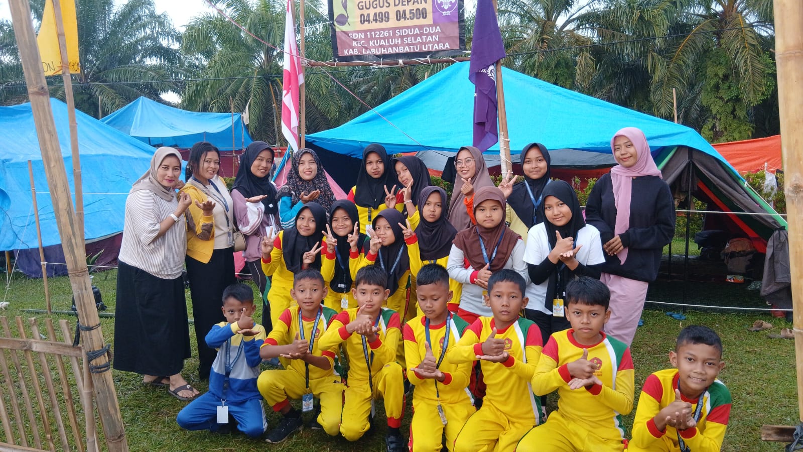 Siswa SDN 112261 saat berangkat menuju Bumi Perkemahan Sirkuit Motocross H. Buyung Marbau untuk mengikuti Gebyar Pramuka Perjusami Labuhanbatu Utara.