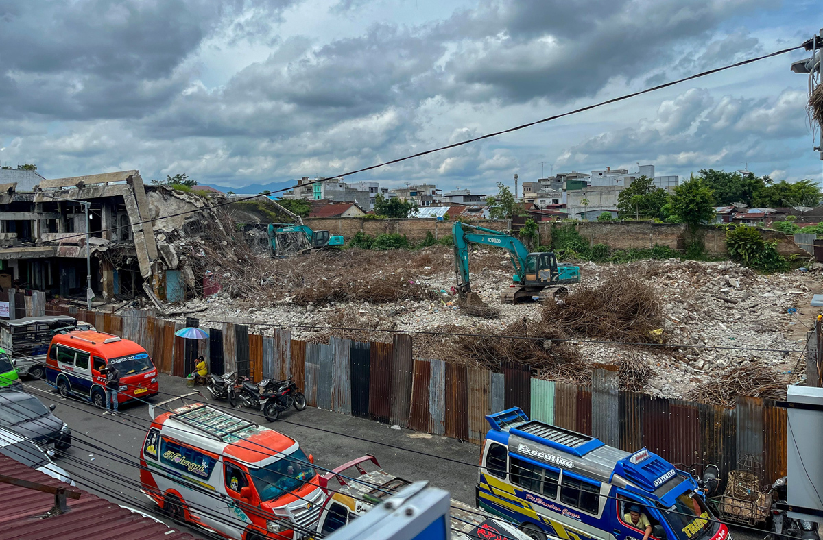Proses perobohan Gedung IV Pasar Horas.
